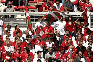SUPPORTERS DE L'EQUIPE DE BIARRITZ, RENCONTRE DE RUGBY, BIARRITZ OLYMPIQUE, BO/STADE FRANCAIS, STADE AGUILERA, BIARRITZ, PYRENEES ATLANTIQUES, (64), FRANCE PAYS BASQUE, COTE BASQUE 