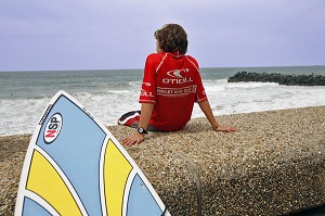 JEUNE SURFER, ANGLET SURF CLUB, PLAGE D'ANGLET, ANGLET, PYRENEES ATLANTIQUES, (64), FRANCE, PAYS BASQUE, COTE BASQUE 