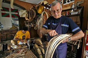 FABRICATION ET REPARATION DE CHISTERA, FABRIQUE DE CHISTERAS GONZALES, ANGLET, PYRENEES ATLANTIQUES, (64), FRANCE, PAYS BASQUE, COTE BASQUE 