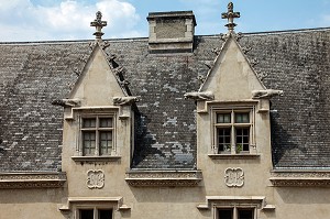 FENETRES A MENEAUX SUR LA FACADE DE L'AILE NORD, CHATEAU DE PAU OU NAQUIT EN 1553 HENRI IV, ROI DE FRANCE ET DE NAVARRE, ET CLASSE MONUMENT HISTORIQUE EN 1840, PAU, PYRENEES ATLANTIQUES (64), AQUITAINE, FRANCE 