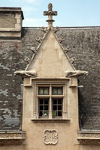 FENETRES A MENEAUX SUR LA FACADE DE L'AILE NORD, CHATEAU DE PAU OU NAQUIT EN 1553 HENRI IV, ROI DE FRANCE ET DE NAVARRE, ET CLASSE MONUMENT HISTORIQUE EN 1840, PAU, PYRENEES ATLANTIQUES (64), AQUITAINE, FRANCE 