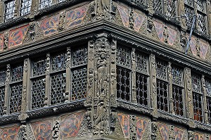 COLOMBAGES SCULPTES DE LA MAISON KAMMERZELL, PELICAN AU PIED DE LA CHARITE, STRASBOURG, BAS RHIN (67), FRANCE, EUROPE 