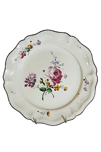 ASSIETTE EN FAIENCE DE JOSEPH HANNONG, STRASBOURG, BAS RHIN (67), ALSACE, FRANCE, EUROPE 