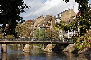 MAISON SUR LES RIVES DU QUAI DES BATELIERS, STRASBOURG, BAS RHIN (67), ALSACE, FRANCE, EUROPE 