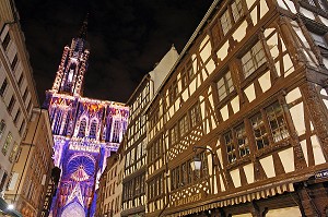 RUE MERCIERE ET ILLUMINATION DE LA CATHEDRALE DE STRASBOURG AU MOIS DE JUILLET AOUT, STRASBOURG, BAS RHIN (67), ALSACE, FRANCE, EUROPE 