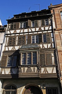 ANCIENNE MAISON DIETRICH, ORIEL ET COLOMBAGES SCULPTES, 20 QUAI SAINT NICOLAS, STRASBOURG, BAS RHIN (67), ALSACE, FRANCE, EUROPE 