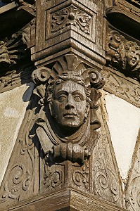 ANCIENNE MAISON DIETRICH, ORIEL ET COLOMBAGES SCULPTES, 20 QUAI SAINT NICOLAS, STRASBOURG, BAS-RHIN (67), ALSACE, FRANCE 