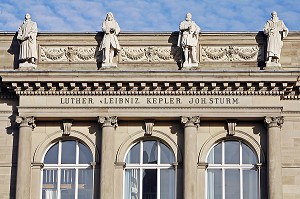SCULPTURES DE LUTHER, LEIBNIZ, KEPLER, JOH.STURM, PALAIS UNIVERSITAIRE, STRASBOURG, BAS-RHIN (67), ALSACE, FRANCE 