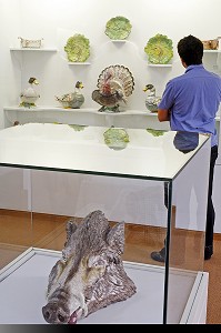 FAIENCE DE NIDERVILLER, TERRINE EN FORME DE HURE DE SANGLIER, FAIENCE A DECOR DE PETIT FEU, MUSEE DES ARTS DECO, STRASBOURG, BAS RHIN (67), ALSACE, FRANCE, EUROPE 