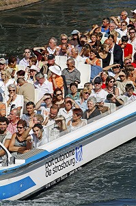 PROMENADE EN BATEAU-MOUCHE SUR L'ILL, STRASBOURG, BAS RHIN (67), ALSACE, FRANCE, EUROPE 