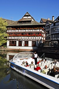 MAISON DES TANNEURS, PROMENADE EN BATEAU MOUCHE SUR L'ILL, QUARTIER PETITE FRANCE, STRASBOURG, BAS RHIN (67), ALSACE, FRANCE, EUROPE 