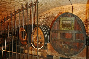 LE PLUS VIEUX VIN DU MONDE EN TONNEAU, 300 LITRES D'UN MILLESIME LEGENDAIRE DE 1472, CAVE HISTORIQUE DES HOSPICES DE STRASBOURG, STRASBOURG, BAS RHIN (67), ALSACE, FRANCE, EUROPE 