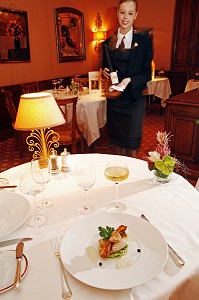 SANDRE ET LAITANCE DE CARPE, CHOUCROUTE ET BEURRE BLANC AU RAIFORT, RESTAURANT AU CROCODILE, EMILE ET MONIQUE JUNG, STRASBOURG, BAS-RHIN (67), ALSACE, FRANCE 