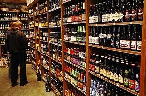 BIERES, BOUTIQUE LE VILLAGE DE LA BIERE, STRASBOURG, BAS RHIN (67), ALSACE, FRANCE, EUROPE 