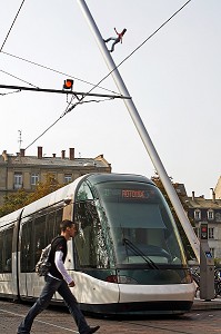 SCULPTURE, LA FEMME QUI MARCHE VERS LE CIEL, PLACE DES HALLES, STRASBOURG, BAS RHIN (67), ALSACE, FRANCE, EUROPE 