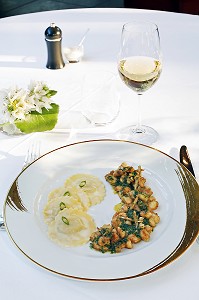 SCHNIEDERSPAETLE ET CUISSES DE GRENOUILLE POELEES, AU CERFEUIL, RESTAURANT BUEREHIESEL, RESTAURANT D'ERIC WESTERMANN,  PARC DE L'ORANGERIE, STRASBOURG, BAS RHIN (67), ALSACE, FRANCE, EUROPE 
