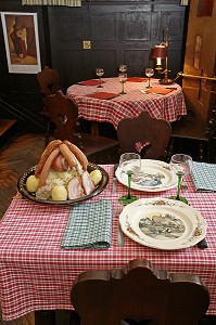 WINSTUB, RESTAURANT LAUKHAS, QUARTIER DE LA PETITE FRANCE, CATHEDRALE DE STRASBOURG, STRASBOURG, BAS RHIN (67), ALSACE, FRANCE, EUROPE 