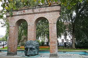 FONTAINE DE JANUS, AQUEDUC, MONUMENT COMMEMORANT (1988) LE BIMILLENAIRE DE LA CREATION DE STRASBOURG. OEUVRE IMAGINEE PAR TOMY UNGERER, STRASBOURG, BAS-RHIN (67), ALSACE, FRANCE 
