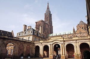 COUR DU PALAIS DES ROHAN ET CATHEDRALE, STRASBOURG, BAS-RHIN (67), ALSACE, FRANCE 