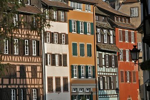 FACADE DE MAISONS SUR LES RIVES DE L'ILL, QUARTIER DE LA PETITE FRANCE, STRASBOURG, BAS-RHIN (67) 