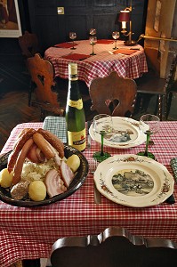 WINSTUB, RESTAURANT LAUKHAS, QUARTIER DE LA PETITE FRANCE, STRASBOURG, BAS RHIN (67), ALSACE, FRANCE, EUROPE 