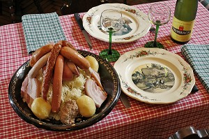 WINSTUB, RESTAURANT LAUKHAS, QUARTIER DE LA PETITE FRANCE, STRASBOURG, BAS RHIN (67), ALSACE, FRANCE, EUROPE 