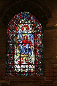 VITRAIL EUROPEEN REPRESENTANT LA VIERGE AUX BRAS ETENDUS ET L'ENFANT PORTANT UN LYS, CATHEDRALE DE STRASBOURG, STRASBOURG, BAS RHIN (67), ALSACE, FRANCE, EUROPE 