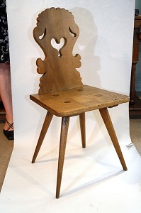 CHAISE ALSACIENNE EN NOYER, BASTIAN ET FILS, EXPERTS EN ANTIQUITES ET OBJETS D'ART, ACHAT VENTE EXPERTISE FAIENCES, PORCELAINES, MOBILIER ET BIBELOTS 18EME ET 19EME SIECLES. 