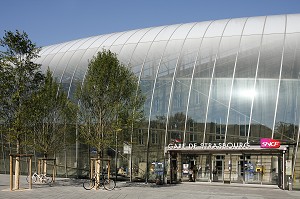VERRIERE APPOSEE DEVANT LA GARE DE STRASBOURG, STRASBOURG, FRANCE, EUROPE 
