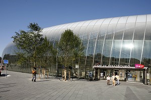 VERRIERE APPOSEE DEVANT LA GARE DE STRASBOURG, STRASBOURG, FRANCE, EUROPE 