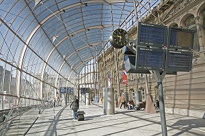 INTERIEUR DE LA VERRIERE APPOSEE DEVANT LA GARE DE STRASBOURG, STRASBOURG, FRANCE, EUROPE 