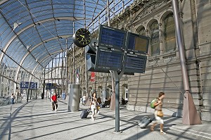 INTERIEUR DE LA VERRIERE APPOSEE DEVANT LA GARE DE STRASBOURG, STRASBOURG, FRANCE, EUROPE 