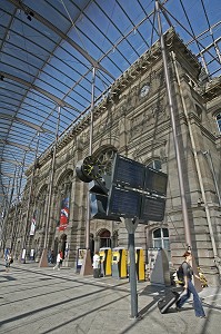 INTERIEUR DE LA VERRIERE APPOSEE DEVANT LA GARE DE STRASBOURG, STRASBOURG, FRANCE, EUROPE 