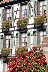 FACADE DE MAISON, PLACE DE LA SINNE, RIBEAUVILLE, ROUTE DES VINS D'ALSACE, HAUT-RHIN (68), ALSACE, FRANCE 
