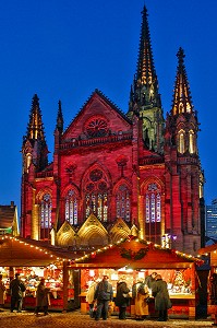 MARCHE DE NOEL DEVANT LE TEMPLE SAINT ETIENNE MULHOUSE, PLACE DE LA REUNION, HAUT-RHIN (68), ALSACE, FRANCE 