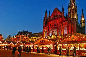 MARCHE DE NOEL DEVANT LE TEMPLE SAINT ETIENNE MULHOUSE, PLACE DE LA REUNION, HAUT-RHIN (68), ALSACE, FRANCE 