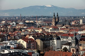 VUE GENERALE DE LA VILLE DE MULHOUSE AVEC SON EGLISE SAINT-FRIDOLIN ET EN ARRIERE-PLAN LA CRETE DU GRAND BALLON, HAUT-RHIN (68), FRANCE