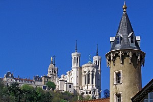 TOURELLE DU VIEUX LYON ET BASILIQUE DE FOURVIERE, VILLE DE LYON, RHONE (69), FRANCE 
