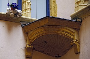 ELEMENT ARCHITECTURAL SITUE RUE ST JEAN DANS LE QUARTIER DU VIEUX LYON, RHONE (69), FRANCE 