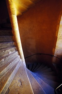 ESCALIER A VIS EN PIERRE, RUE ST JEAN DANS LE QUARTIER DU VIEUX LYON, RHONE (69), FRANCE 