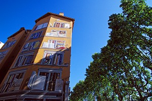 PEINTURE MURALE REPRESENTANT DES LIVRES SUR UNE FACADE DE MAISON, LYON, RHONE (69), FRANCE 