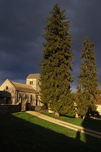 VUE EXTERIEURE DE L'EGLISE D'OZENAY, SAONE-ET-LOIRE (71), FRANCE 