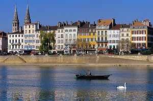 LA SAONE DEVANT LA VILLE DE MACON, SAONE-ET-LOIRE (71), FRANCE 