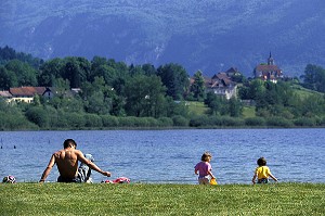 BAIGNADE ET DETENDE AU BORD DU LAC D'AIGUEBELETTE, SAVOIE (73), FRANCE 