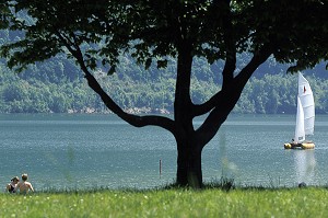 BAIGNADE ET VOILE, LAC D'AIGUEBELETTE, SAVOIE (73), FRANCE 
