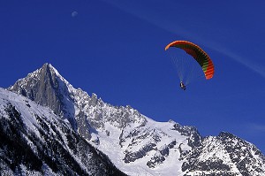 PARAPENTE, LES DRUS, MASSIF DU MONT-BLANC, CHAMONIX, HAUTE-SAVOIE (74), FRANCE 