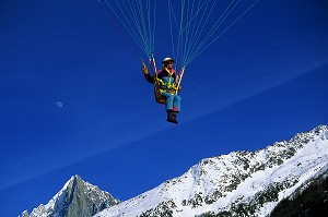 PARAPENTE ET MONTAGNE, CHAMONIX MASSIF DES DRUS, HAUTE-SAVOIE (74), FRANCE 
