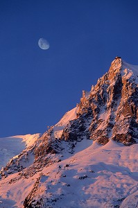 LUMIERE DU SOIR SUR L'AIGUILLE DU MIDI, MASSIF DU MONT-BLANC, CHAMONIX, HAUTE-SAVOIE (74), FRANCE 