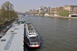 BATEAU MOUCHE SUR LA SEINE, PARIS, FRANCE