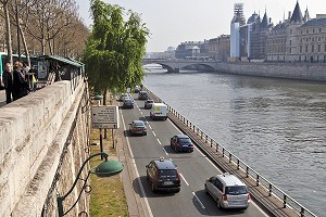 TRAFIC AUTOMOBILE SUR LES QUAIS DE SEINE, PARIS, FRANCE